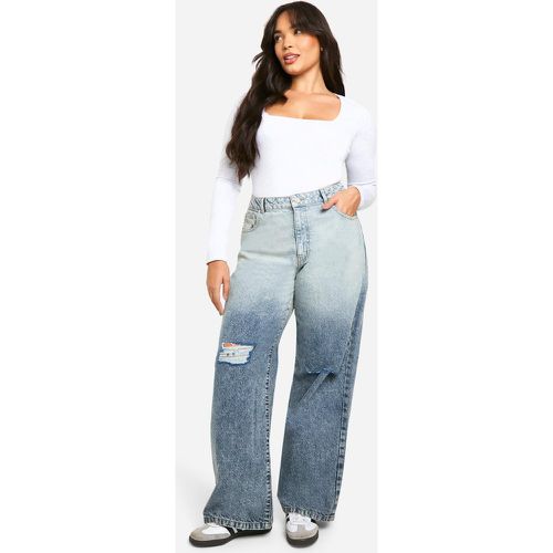 Jeans Plus Size Basics in taglio maschile con strappi sul ginocchio - boohoo - Modalova