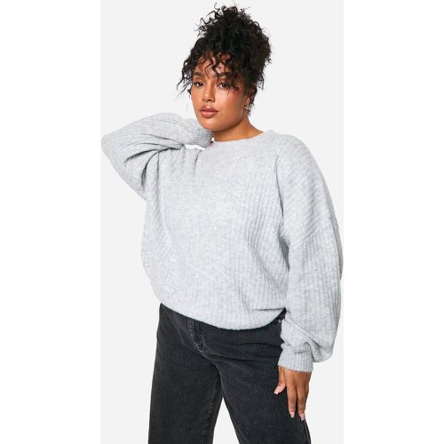 Maglione Plus Size in maglia a coste morbide con maniche a palloncino - boohoo - Modalova