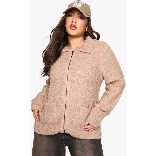 Cardigan Plus Size in maglia morbida in bouclé con zip e colletto - boohoo - Modalova