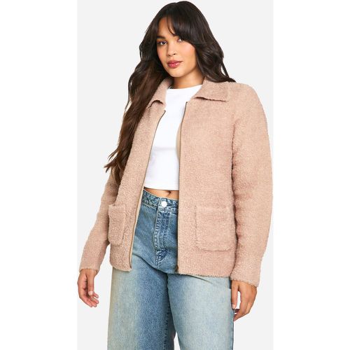 Cardigan Plus Size in maglia morbida in bouclé con zip e colletto - boohoo - Modalova