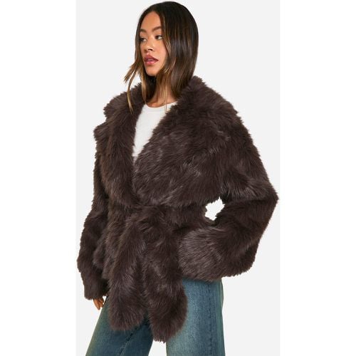 Chaqueta Tall De Pelo Sintético Con Cinturón - boohoo - Modalova