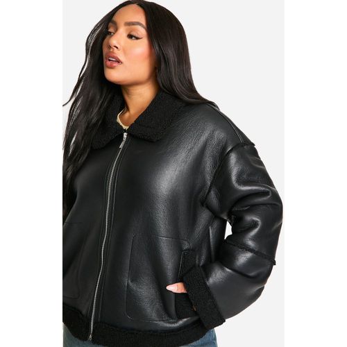 Giacca Plus Size in pelle sintetica rifinita in pelliccia sintetica morbida - boohoo - Modalova