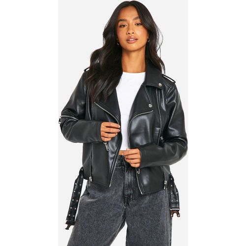 Giacca stile Biker Petite in pelle sintetica con cintura - boohoo - Modalova