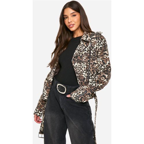 Giacca stile Biker in denim con stampa leopardata - boohoo - Modalova