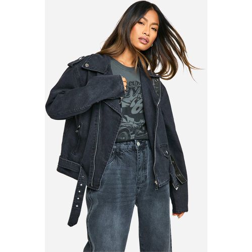 Giacca stile Biker in denim con cintura - boohoo - Modalova