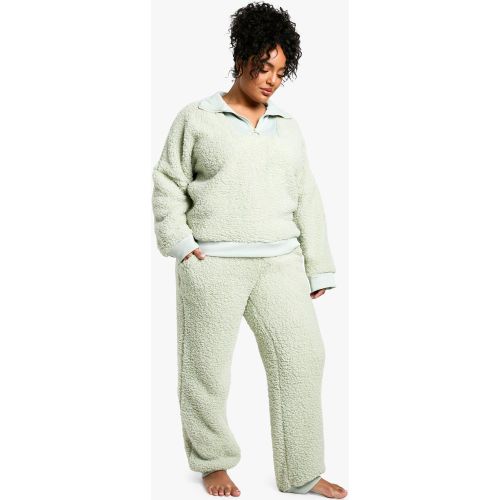 Set da casa Plus Size in fleece a coste con zip corta & pantaloni tuta - boohoo - Modalova