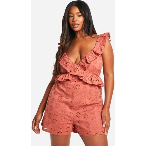 Tutina Plus Size in pizzo sangallo con arricciature - boohoo - Modalova