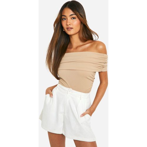 Top in crêpe con scollo Bardot e ruches - boohoo - Modalova