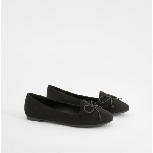 Ballerine Basic a calzata ampia con fiocco - boohoo - Modalova