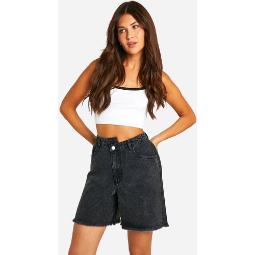 Pantaloncini lunghi in denim con fascia asimmetrica in vita - boohoo - Modalova