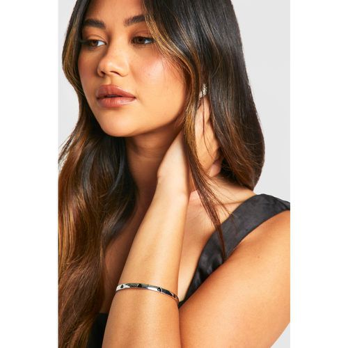 Bracciale rigido smaltato con dettagli a cuore - boohoo - Modalova