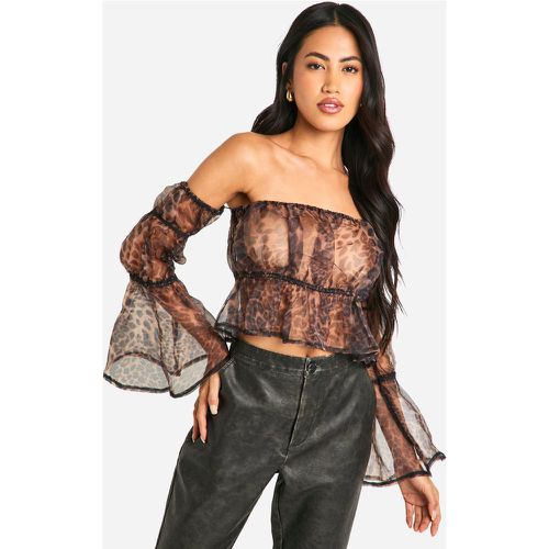 Crop top svasato in organza con stampa leopardata e scollo Bardot - boohoo - Modalova