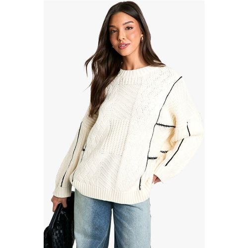 Maglione con cuciture a contrasto e ricami - boohoo - Modalova