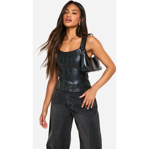 Corsetto in pelle sintetica con scollo quadrato e zip - boohoo - Modalova