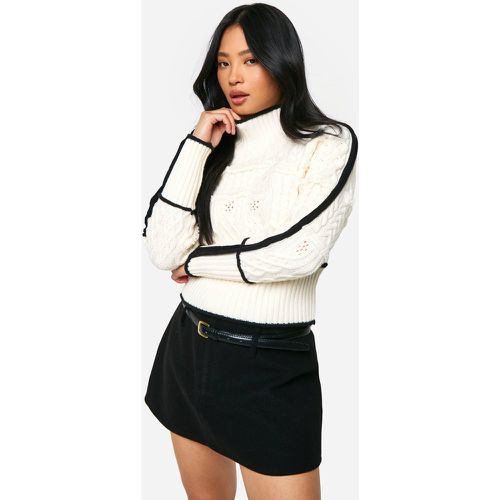 Maglione Petite a collo alto in maglia intrecciata con dettagli a contrasto - boohoo - Modalova