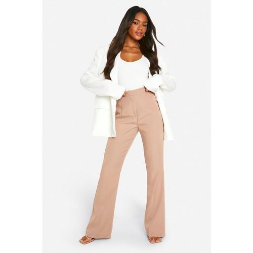 Pantaloni sartoriali Fit & Flare - gamba interna da 86 cm - boohoo - Modalova