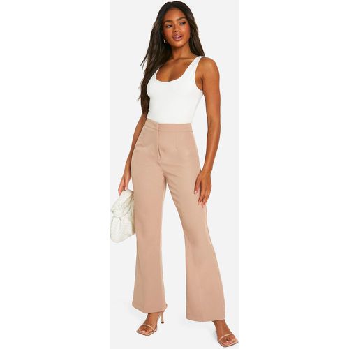 Pantaloni sartoriali Fit & Flare - gamba interna da 76 cm - boohoo - Modalova