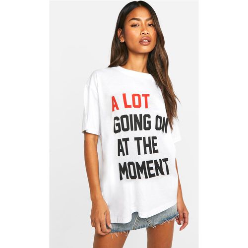 T-shirt oversize con stampa di slogan A Lot Going On The Moment - boohoo - Modalova