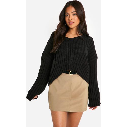 Maglione corto Petite in maglia a coste con scollo a V - boohoo - Modalova