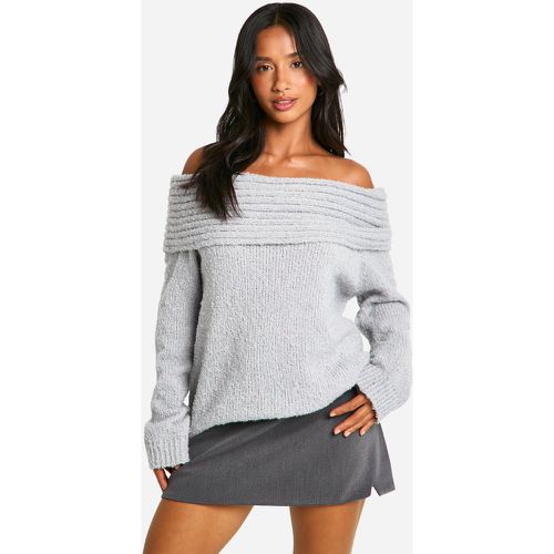 Maglione Petite in bouclé con scollo Bardot - boohoo - Modalova