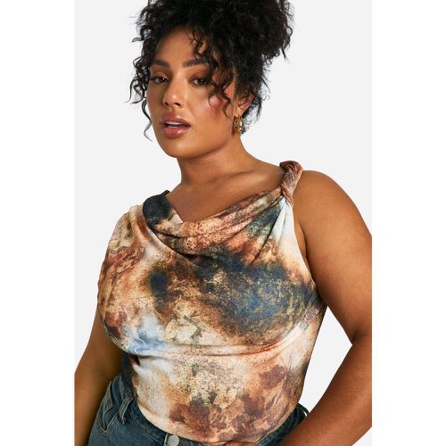 Top Plus Size in fantasia astratta attorcigliata con scollo a cappuccio - boohoo - Modalova