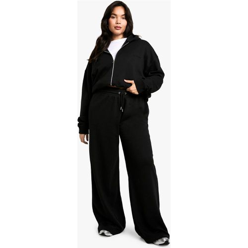 Pantaloni tuta Plus Size a gamba ampia con ricami Dsgn Studio - boohoo - Modalova