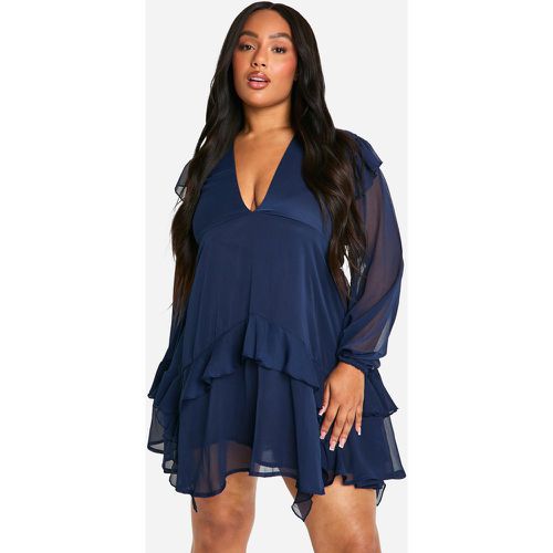 Vestito grembiule Plus Size in chiffon effetto goffrato con arricciature - boohoo - Modalova