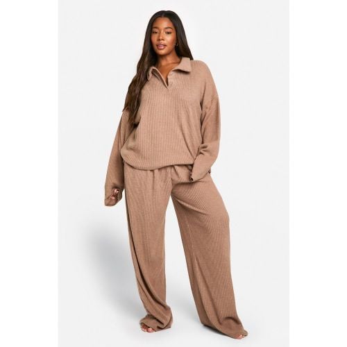 Set Loungewear da casa Plus Size a coste morbide con colletto & pantaloni - boohoo - Modalova