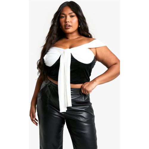 Top Plus Estilo Corsé De Terciopelo Y Malla Con Escote Bardot Y Atadura Frontal - boohoo - Modalova