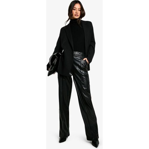 Pantaloni dritti Tall in pelle sintetica - boohoo - Modalova