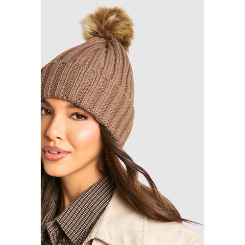 Gorro De Punto Y Canalé Con Pompón Grande De Pelo Sintético - boohoo - Modalova