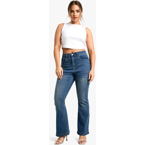 Jeans a zampa Petite Basics - boohoo - Modalova