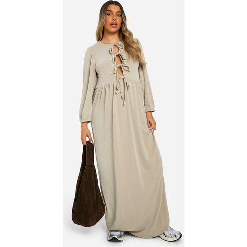 Vestito maxi Premaman a coste con trama, laccetti frontali e maniche lunghe a grembiule con volant sul fondo - boohoo - Modalova