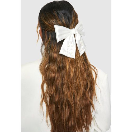 Pearl Embellished Large Bow Hair Clip - boohoo - Modalova