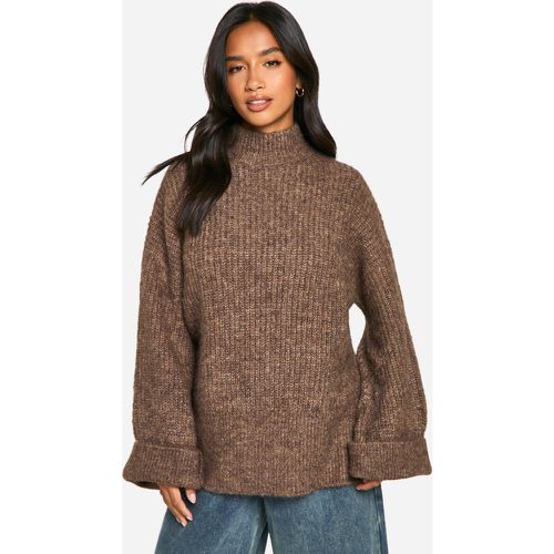 Maglione Petite oversize in maglia a collo alto - boohoo - Modalova