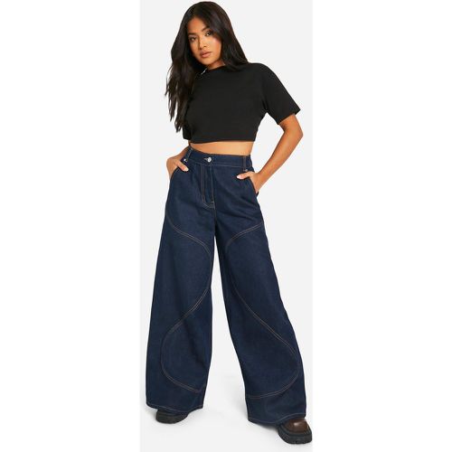 Jeans Petite in indaco con dettagli a vortice e cuciture - boohoo - Modalova