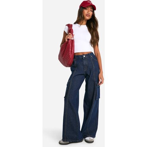 Jeans in denim indaco grezzo con tasche Cargo e cuciture a contrasto - boohoo - Modalova