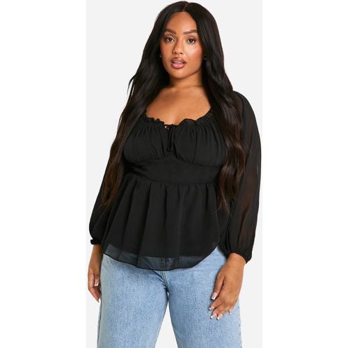 Top Plus Size a maniche lunghe con scollo Bardot e volant sul fondo - boohoo - Modalova