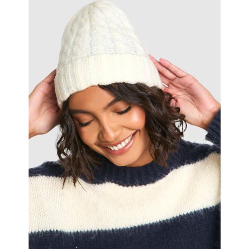 Berretto Beanie in maglia intrecciata a coste - boohoo - Modalova