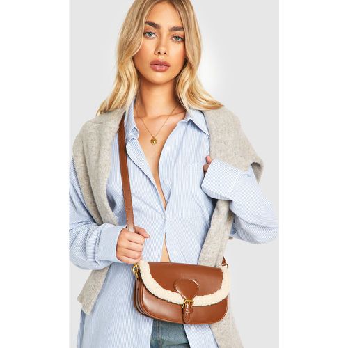 Bolso Cruzado Con Hebilla Y Forro De Borreguito - boohoo - Modalova