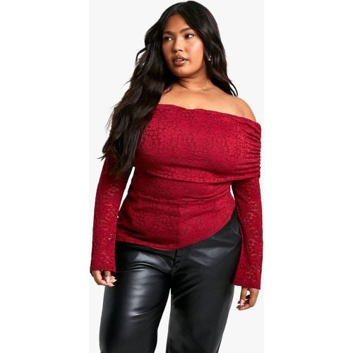 Top Plus Size asimmetrico in pizzo con scollo Bardot - boohoo - Modalova