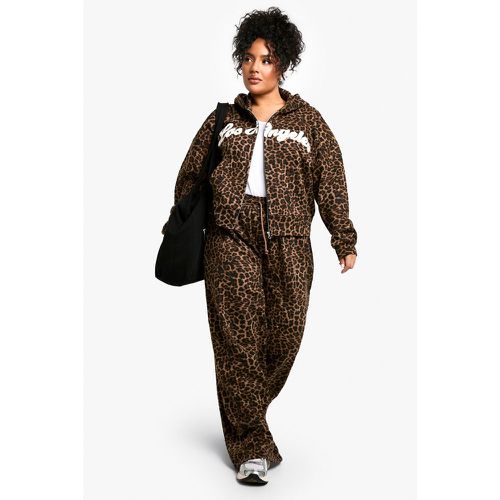 Pantaloni tuta Plus Size dritti leopardati all over - boohoo - Modalova