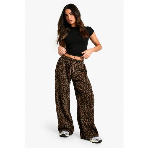 Pantaloni tuta Petite a gamba ampia leopardati - boohoo - Modalova