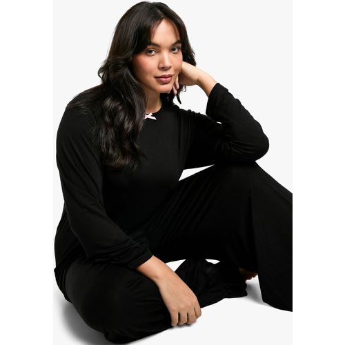 Set pigiama Plus Size con pantaloni lunghi a maniche lunghe con fiocco - boohoo - Modalova