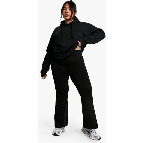 Pantaloni a zampa Plus Size Basic con fascia in vita profonda - boohoo - Modalova