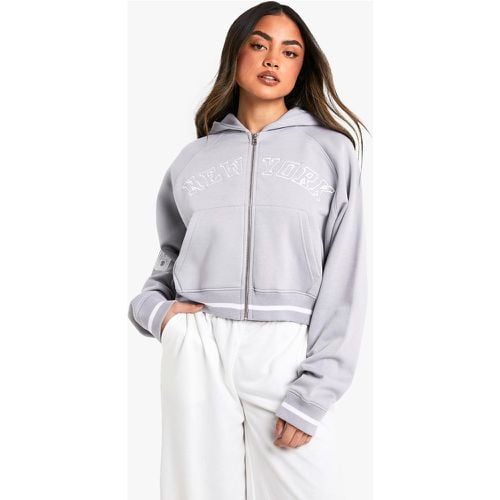 Felpa corta squadrata con slogan New York 06, zip e cappuccio - boohoo - Modalova