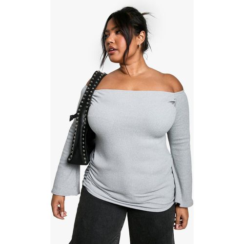 Top Plus Size a coste spazzolate con scollo a barca e maniche svasate - boohoo - Modalova