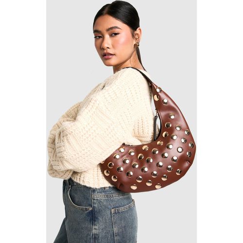 Bolso De Hombro Efecto Cuero Con Tachuelas Y Forma De Media Luna - boohoo - Modalova