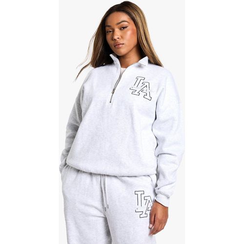 Felpa Plus Size con ricamo LA e zip corta - boohoo - Modalova