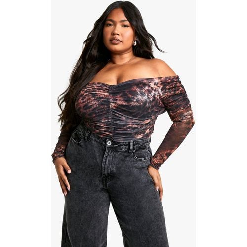 Top Plus Size a maniche lunghe con scollo Bardot e ruches frontali - boohoo - Modalova